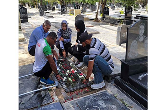 حضور ملی پوشان تیم پاراکانو بر مزار مادر شهید محمد بابایی