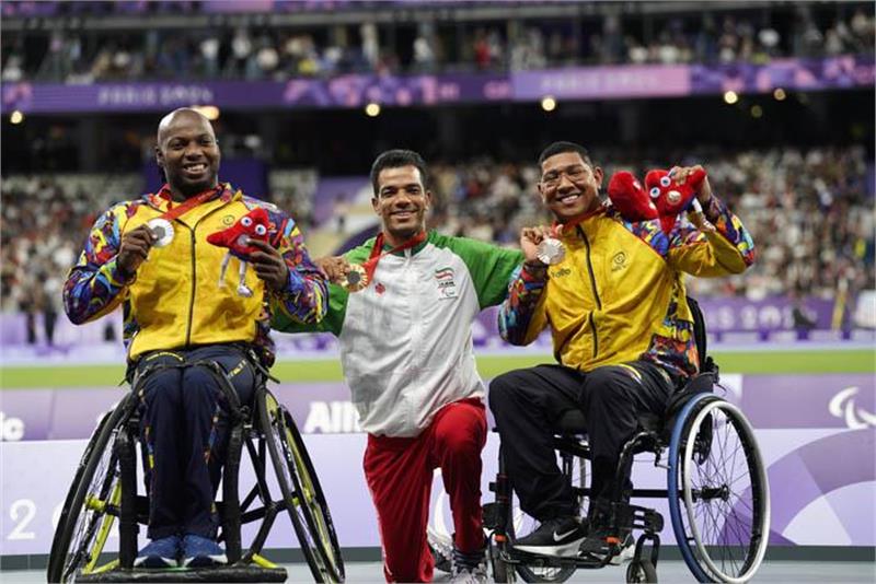 Paris 2024 Paralympics | Iran's Saeid Afrooz rings the bell at the Stade de France